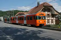 MANDARINLI
heissen die  ältesten Triebfahrzeuge vom
Regionalverkehr Bern Solothurn RBS.
In Betrieb genommen wurden sie von SZB und VBW in den Jahren   1974, 1977 und 1978 als Be 4/8 41 – 61.
Im Jahre 2006 wurden  16 Einheiten mit Niederflurzwischenwagen ausgerüstet.  Dadurch entstand die Typenbezeichnung  Be 4/12.
Durch die Inbetriebnahme der neuen Worbla-Züge werden bis 2020 sämtliche Mandarinli aus dem Worblental verschwunden sein.
Auf „MANDARINLI-JAGT“  im Worblental unterwegs mit dem grossen Freund der japanischen Eisenbahnen und  Bahnbild-Fotograf Peter Ackermann.
Impressionen vom 22. August 2018. Entstanden sind die Aufnahmen in  der ländlichen Gegend Boll -Vechigen .
Foto: Walter Ruetsch
