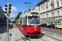 Wien Wiener Linien: An der Hst. Gunoldstraße in der Heiligenstädter Straße (im 19. Bezirk Döbling) hält am 27. Juli 2018 der E2 4026 (SGP 1979) auf der SL E4. Diese Linie ist eine Ersatzlinie, die - zusammmen mit der SL D - auf der Strecke Spittelau - Heiligenstadt die Fahrgäste der U4, deren Züge seit dem 2. Juli bis voraussichtlich den 26. August d.J. in Spittelau enden, befördern soll.