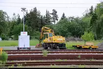 Blick auf einen Zweiwegebagger der Atlas GmbH und zwei SKL-Anhänger der Schweerbau GmbH & Co. KG, die im Bahnhof Halle-Nietleben abgestellt sind. Sie werden derzeit für Gleisbauarbeiten zwischen dem Hp Halle-Neustadt und Halle Zscherbener Straße benötigt.
[24.5.2018 | 16:26 Uhr]