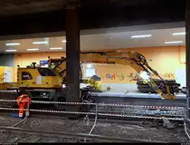 Blick auf die Gleisbauarbeiten im Hp Halle-Neustadt (auch  Tunnelbahnhof  genannt) auf Gleis 1 mit einem Zweiwegebagger (Atlas GmbH) der Schweerbau GmbH & Co. KG.
[24.5.2018 | 20:06 Uhr]