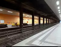 Blick auf die Gleisbauarbeiten im Hp Halle-Neustadt (auch  Tunnelbahnhof  genannt) auf Gleis 1. Einige Holzschwellen wurden bereits ausgetauscht und liegen auf dem Bahnsteig.
[24.5.2018 | 20:13 Uhr]