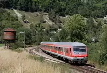 RE 3212 (Ulm Hbf-Donaueschingen) mit Schublok 218 443-0 in Hausen im Tal 12.8.18