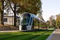 �ber den gr�nen Teppich - Zwischen den Haltestellen St�replatz/Etoile und Fa�encerie in Luxembourg-Ville Haute f�hrt die Tram ohne l�stige Masten �ber einen gr�nen Teppich am Cimeti�re Notre-Dame, dem gr��ten Friedhof der Stadt Luxemburg vorbei. 23.08.2018 (Jeanny) 