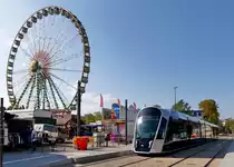 Schueberfouer in der Stadt Luxemburg - Noch bis zum 11. September fahren die CAF Urbos von LUXTRAM S.A. an der gr��ten Kirmes in Luxemburg vorbei und wie es ausschaut wird die Tram ausgiebig von den Menschen genutzt, um das Volksfest zu besuchen. 23.08.2018 (Jeanny) 