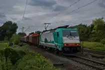 E 186 247 der Verkehrsbetriebe Peine-Salzgitter mit einem Gemischten Güterzug am 15.08.2018 durch Misburg gen Lehrte.