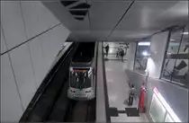 Blick auf den Bahnsteig -

Bei vielen der neuen Stationen der Düsseldorfer Wehrhahnlinie gibt es die Blickbeziehung von der Zugangsebene auf die Bahnsteigebene. Hier am Bahnhof Pempelforter Straße.

14.08.2018 (M)