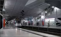 Zugänge zur Bahnsteigmitte -

In der Station Pempelforter Straße führen von zwei Seiten her die Zugänge im Gegensatz zu den anderen Station zur Bahnsteigmitte.

Düsseldorf, Wehrhahnlinie, 14.08.2018 (M)