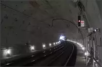 Kreisrunder Tunnelquerschnitt -

Die Tunnelstrecken der Düsseldorfer Wehrhahnlinie wurden mit einer Tunnelbohrmaschine gebaut. Wie auch beim Stadtbahntunnel unter der Karlsruher Innenstadt und im Gegensatz zu den Tunnels der Kölner Nord-Süd-Stadtbahn wurde ein großer Querschnitt gewählt um in einer Röhre beide Gleise aufnehmen zu können.

Blick von der Station Pempelforter Straße in die ansteigende Röhre in Richtung der Rampenausfahrt am Wehrhahn.

14.08.2018 (M)