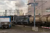 Der Fotograf des Bildes wollte eben dieses eigentlich schon löschen, aber das Motiv ist dann doch gar nicht so schlecht. Die  Dampflokdieselloks  ST44-1246 und 1214 fahren in Wegliniec am Stellwerk vorbei. Abgelichtet am 16. Februar 2018.