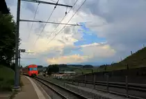  Mandarinli  in Gewitterstimmung: Triebzug 56 in Vechigen. 22.August 2018 