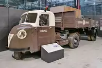 Scammell Tractor and Trailer (Zugmaschine mit Auflieger) der Great Western Railway. 

Zum Weitertransport ihres Frachtguts setzten die vier Bahngesellschaften ab den 30er Jahren solche  Mechanischen Pferde  als Ersatz für Pferdefuhrwerke ein. 

STEAM - Museum of the Great Western Railway, Swindon, 13.9.2016
