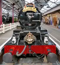 GWR 6000 Class 6000 King George V 

Gebaut 1927 in Swindon, wurde sie nach ihrer Inbetriebnahme zum hundertsten Geburtstag der Baltimore and Ohio Railroad in die USA verschifft. 

Dort erhielt sie eine Glocke, die die Lok seitdem ununterbrochen trägt, mit der Inschrift: 

Presented to
Locomotive King George V
by the
Baltimore and Ohio Railroad Company
in commemoration of its
centenary celebration
24 September – 15 October 1927


STEAM - Museum of the Great Western Railway, Swindon, 13.9.2016