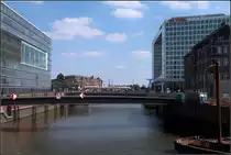 Deichtorcenter und Spiegel HQ -

... und dazwischen im Hintergrund ein ICE 1.

17.08.2018 (M)