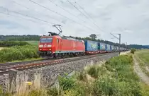 185 145-0 ist am 11.07.2018 mit einen Walterzug in Richtung Würzburg bei Dörfle unterwegs.