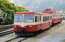 Am 08.06.2014 sind der Steuerwagen X 113 und dahinter der Renault-ABH 8 206 im Bahnhof Calvi/Korsika abgestellt. Der X 113 entstand durch den Umbau eines Billard-Triebwagens vom Typ A 150 D. Der Höhenunterschied zwischen den beiden Fahrzeugen ist beachtlich.