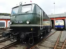 BILDSCHÖN: E 40 128 UND E 10 1239 BEIM LOKSCHUPPENFEST 2018 SIEGEN
Altgedient,aber immer noch schön anzuschauen- E40 128 in sattem Dunkelgrün und
E10 1239 in BEIGE/DUNKELBLAU beim Lokschuppenfest vor dem Ringlokschuppen
SIEGENam 25.8.2018....