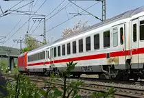 101 047-9 IC nach Köln durch Remagen, damals noch umrandet von frischem  Grünzeug  21.04.2018