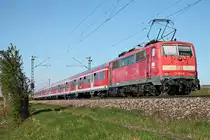 Nachschuss auf 111 060-0  1000 Jahre Gundelfingen , als sie am Nachmittag des 07.04.2017 ihren n-Wagenpark als RB nach Offenburg bei Hügelheim in Richtung Buggingen schob.