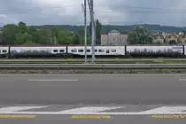 Auf den Wagen 6 und 7 von RABe 501 004-2 sind die Silhouette von den Bergen Chrüzlistock und den im Gotthardmassiv liegenden Piz Vatgira und Pizzo dell'Uomo sowie die Orte Sedrun, Fadio und Bodio dargestellt, unter denen der Gotthard-Basistunnel verläuft. Auf Wagen 8 folgt die Skyline von Milano Centrale. Aufnahme entstand in Rorschach am 24.08.2018.
Die jeweilige Beklebung der Einzelwagen hat bereits Herbert fotografiert und hier hochgeladen.
