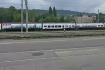 Auf Wagen 4 von RABe 501 004-2 ist die Skyline von Zürich und auf Wagen 5 folgt die Silhouette der Vorläufer des Gotthardmassivs sowie die Orte Erstfeld und Amsteg am bzw. über dem Gotthard-Basistunnel. Aufnahme entstand in Rorschach am 24.08.2018.

Die jeweilige Beklebung der Einzelwagen hat bereits Herbert fotografiert und hier hochgeladen.