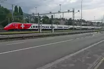 Der jeweils mit Schweizer und italienischer Flagge beklebte RABe 501 004-2 steht am 24.08.2018 im Bahnhof von Rorschach.