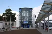Am Vorplatz des Bahnhofs Breclav gleich beim Busbahnhof wurde dieser  Bike Tower  errichtet. Bild vom 28.Juli 2018.