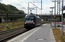 182 566-0 von MRCE  kommt als Lokzug aus Aachen-West nach Köln-Eifeltor und kommt aus Richtung Aachen-West,Aachen-Schanz,Aachen-Hbf,Aachen-Rothe-Erde,Aachen-Eilendorf und fährt durch Stolberg-Hbf(Rheinland) in Richtung Eschweiler-Hbf,Langerwehe,Düren,Merzenich,Buir,Horrem,Kerpen-Köln-Ehrenfeld,Köln-West,Köln-Süd. Aufgenommen vom Bahnsteig 1 von Stolberg-Rheinland-Hbf. 
Bei Sommerwetter am Nachmittag vom 11.8.2018.