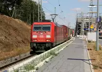 185 203-7 DB  kommt mit Containerzug aus Gallarate(I) nach Zeebrugge-Voorhaven-West(B) und kommt aus Richtung Köln-Süd,Köln-West,Köln-Ehrenfeld,Kerpen,Horrem,Buir,Merzenich,Düren,Langerwehe,Eschweiler-Hbf und fährt durch den Stolberger-Hbf in Richtung Eilendorf,Aachen-Rothe Erde,Aachen-Hbf,Aachen-Schanz,Aachen-West. Aufgenommen vom Bahnsteig 1 in Stolberg-Hbf. 
Bei Sommerwetter am Nachmittag vom 11.8.2018.