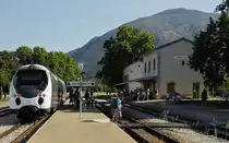 Am sonnigen Vormittag des 12.06.2014 ist der aus Calvi kommende AMG 805/806 in Ponte-Leccia eingetroffen. Hier besteht Anschluss an die Züge nach Bastia bzw. Ajaccio.