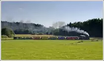 Eine Gegenlichtversuch im Hochsommer funktioniert in den meisten Fällen eigentlich nicht, schon gar nicht, wenn aus einer Dampflok nichts  oben  raus kommt. Ich hab so eine Aufnahme schon einige Male probiert, war mit dem Resultat nach der Bearbeitung aber nie zufrieden. Diesmal sieht es gar nicht so schlecht aus finde ich. 764-411R der Stainzer Bahn am 19.8.18 auf der Fahrt von Preding nach Stainz wenige Meter nach der Haltestelle Ölmühle Herbersdorf. 