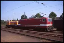 DB 143936 bringt hier am 26.7.1995 die FVE Diesellok V 61 zur TWE Werkstatt nach Lengerich und ist hier mit ihrer Fuhre im Bahnhof Lengerich angekommen.