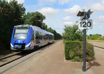 Nordjyske Jernbaner (NJ) am 3. August 2018: Der LINT 41 Lm 653-683, der von Aalborg gekommen ist, verlässt gerade den Bahnhof Brønderslev in Richtung Frederikshavn. - Lm 653-683: 95 86 6481 653-4 DK-NJJ. 