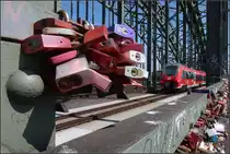 Ein Schlösser-Bahnbild -

Neben den Zügen muss die Hohnezollernbrücke auch nach das Gewicht der vielen Vorhängeschlössern tragen. In Paris ist bei einem Seine-Steg der aufgrund der Schlösser ein Teil der Brückenbrüstung abgebrochen. Erlaubt oder Straftat ähnlich wie Graffiti?

18.08.2018 (M)