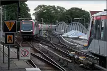Herausschlängeln -

Ein U-Bahnzug schlängelt sich am Bahnhof Barmbek aus der Wendeanlage um dann sein Fahrt auf der Hamburger U3 in Richtung Wandsbek-Gartenstadt anzutreten.

17.08.2018 (M)