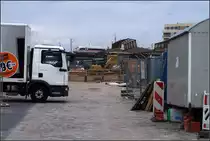 Die Anti-Fotostelle -

Hier fehlt eine gewisse Ungewöhnlichkeit, aber für mich wird es fast zu meinem Lieblingsbild aus Hamburg. Eigentlich war ich hier nicht um Bahnen zu fotografieren sondern auf der Suche nach einer bestimmten Baustelle. Schon wieder auf dem Rückweg hört ich denn Zug, drehte mich um und machte an zufälliger Stelle diese Aufnahme. Die Banalität der Vordergrundmotiv die einen Durchblick zu der Bahnbrücke mit dem ICE 4 freigeben fasziniert mich irgendwie.

Bei dem Gelände handelt es sich um den ehemaligen Güterbahnhof von Hamburg-Altona. Die Bahnbrücke überbrückte dessen Gleisanlagen. Heute entsteht ein städtisches Wohnviertel auf dem Gelände. Leider wird die Bahn-Güter-Infrastruktur immer weiter reduziert und der Güterverkehr auf LKWs (siehe links) verlagert. Vom ehemaligen Güterbahnhof bleibt wohl das rechts neben dem Zug erkennbare 'Gerüst der alten Güterhallen' erhalten.

15.08.2018 (M)