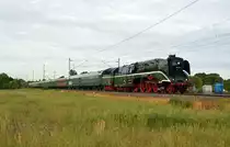 18 201 führte am 11.08.18 ihren Sonderzug nach Warnemünde durch Gräfenhainichen Richtung Wittenberg. Wegen der hohen Waldbrandstufe konnte 03 1010 nicht mit fahren; ab Berlin übernahm dafür die am Zugschluss mitlaufende 243 005 die Führung.