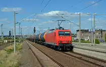 145 092 der BRLL führte am 05.08.18 einen Kesselwagenzug für ihren Mieter HSL durch Bitterfeld Richtung Halle(S).