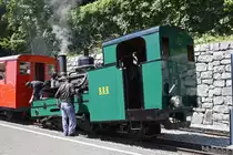 Dampflok Nr. 5 aus dem Jahre 1891 ist gerade in der Talstation angekommen. Kaum angekommen wird die Maschine überprüft. Die Aufnahme stammt vom 27.07.2018. 