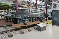 Wagen zum Transport von Rangierarbeitern,  Shunters' Truck 

Um die Arbeiter im Rangierbahnhof sicher transportieren zu können, hatten diese Wagen verkleidete Räder, damit keine Kleidung oder Geräte sich darin verfangen konnten. In der großen Kiste konnten Arbeitsgeräte verstaut werden.

STEAM - Museum of the Great Western Railway, Swindon, 13.9.2016