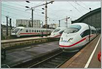 Treffen des Fernverkehrs: W�hrend 406 4652  Arnhem  als ICE120 von Frankfurt/Main auf die Weiterfahrt nach Amsterdam Centraal wartet, stehen auf den Nebengleisen 403 002  Hansestadt L�beck  und 031  Westerland/Sylt  und ein InterCity Richtung Koblenz. Aufgenommen am 27.05.2007 im K�lner Hauptbahnhof. 