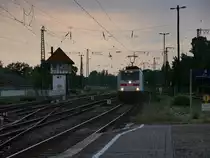 Am 28.07.2018 erreichte 146 566 abends den Bahnhof Köthen. Langsam schlängelte sie sich mit IC 2433 über das Gleisvorfeld, bevor sie mit einer halben Stunde Verspätung am Bahnsteig zum Stehen kam.
