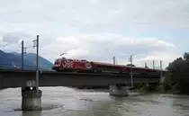 1116 225 ÖFB mit RJ 869  OS 3520 LZS-VIE  (Ötztal - Flughafen Wien) auf der Innbrücke bei Brixlegg, 26.08.2018.