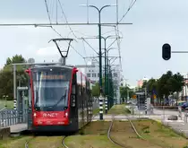 Die Straßenbahnlinie 17 wird mit neuen Fahrzeugen des Typs Siemens Avenio betrieben, von denen es bei HTM insgesamt 60 gibt. Fahrzeug 5032 an der Haltestelle Patentlaan (Europäisches Patentamt) am 25.8.2018
