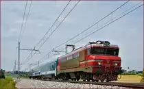 SŽ 363-007 zieht MV247 Citadella an Črešnjevec vorbei Richtung Budapest. /30.5.2018