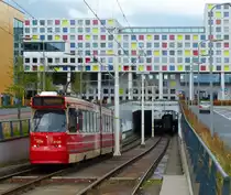 Der Straßenbahntunnel nahe dem Bahnhof Den Haag HS ist mit einem farbenfrohen Haus bebaut, hinter dem die Bahnlinie verläuft. Die verschiedenfarbigen Fenster ergeben interessante Fotomotive auch vom Bahnsteig aus. Fahrzeug 3126 der HTM ist auf dem Weg nach Delft. 25.8.2018, Den Haag