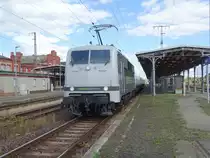 Am 26.08.2018 kam 111 210 mit 3 beladen Flachwagen aus Richtung Magdeburg nach Stendal und fuhr weiter in Richtung Uelzen.
