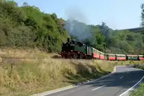 Den Berg hinauf nach Niederzissen. Der Vulkanexpress/Brohltalbahn am 19.08.2018.