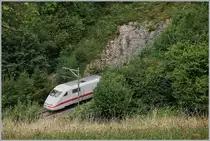Da herrlich in die Natur eingewoben, zeigt sich auf der Alten Hauenstein Linie der ICE Triebkompf 401 589-7 bei Kilometer 29.302 nur teilweise.
7. August 2018