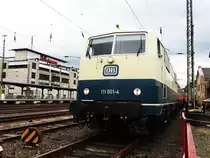 E-LOK 111 001-4 MIT PENDELZUG IN SIEGEN(LOKSCHUPPENFEST)
Mit111 001-4,Diesellok 212 372-7 und Abteilwagen in Rot-Beige aus KOBLENZ-LÜTZEL
wurden beim Lokschuppenfest 2018 Pendelfahrten zwischen SIEGEN und KREUZTAL
durchgeführt..hier bei Ausfahrt aufs Hauptgleis am 25.8.2018....