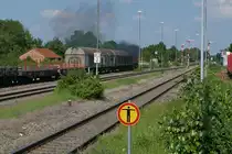V 151 der HzL beschleunigt und ist kaum noch zu erkennen - Nach Einfahrt des RE aus Ulm erhält 580 002 mit dem Güterzug freie Fahrt und verlässt den Bahnhof Mengen in Richtung Ulm (04.06.2018).